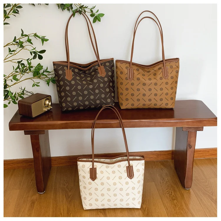 লেডিজ ট্রেন্ডি টোট ব্যাগ | বড় সাইজের থ্রি-ডি শোল্ডার ব্যাগ