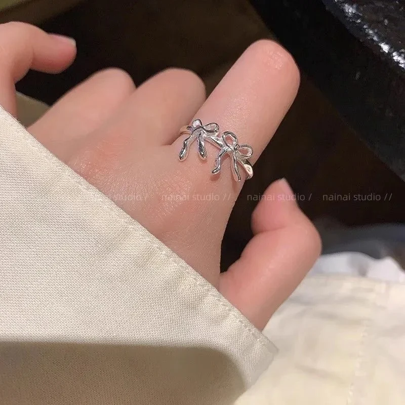 পেটিট লিংকড বো ব্যান্ড (Petite Linked Bow Band)